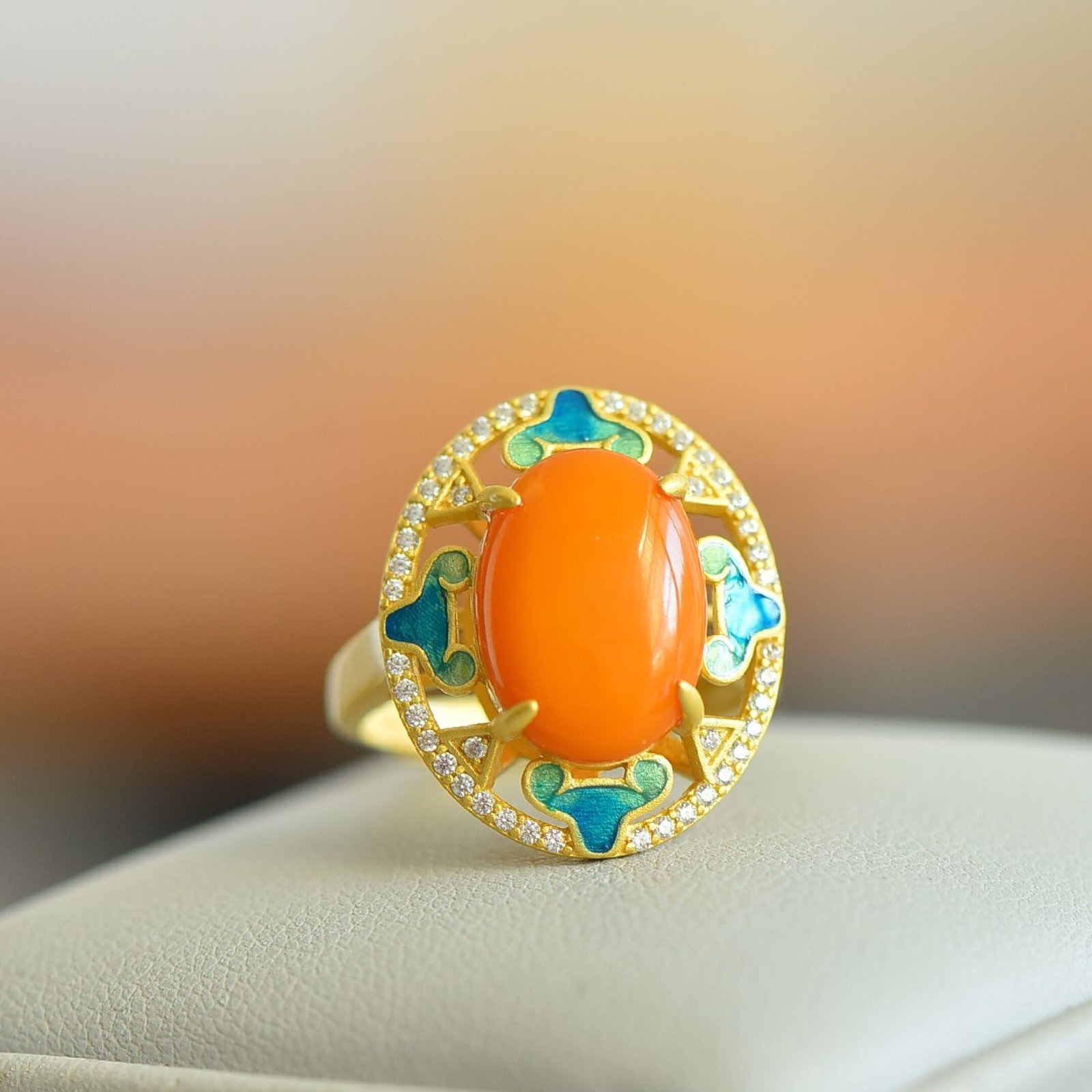 An Exquisite Sterling Silver-Gold Plated Inlaid Beeswax Ring,Inlaid Diamond: An Exquisite Sterling Silver-Gold Plated Inlaid Beeswax Ring,Inlaid Diamond,Size:10mmx24mm 纯银镀金镶蜜蜡戒指,嵌钻石