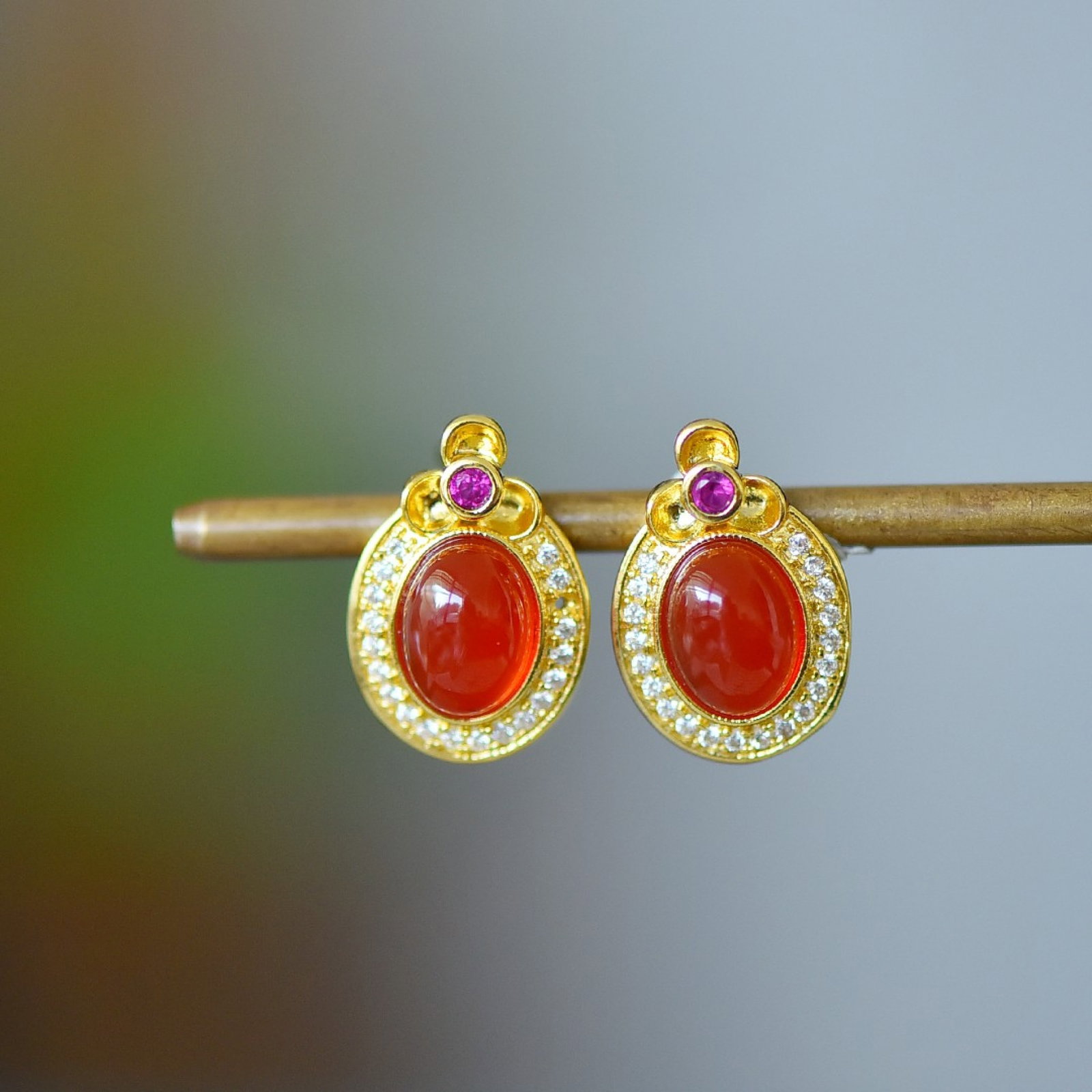 A Pair of Exquisite Earrings,Inlaid Diamond: A Pair of Exquisite Earrings Size:6mmx8mm 一对耳钉