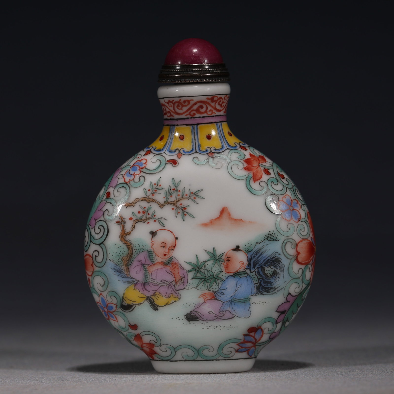 An Exquisite Famille-Rose Children at Play Pattern Snuff Bottle: An Exquisite Famille-Rose Children at Play Pattern Snuff Bottle,Qing Dynasty, China,Size:2.2in×0.8in×3.1in 粉彩婴戏图鼻烟壶,中国&#
