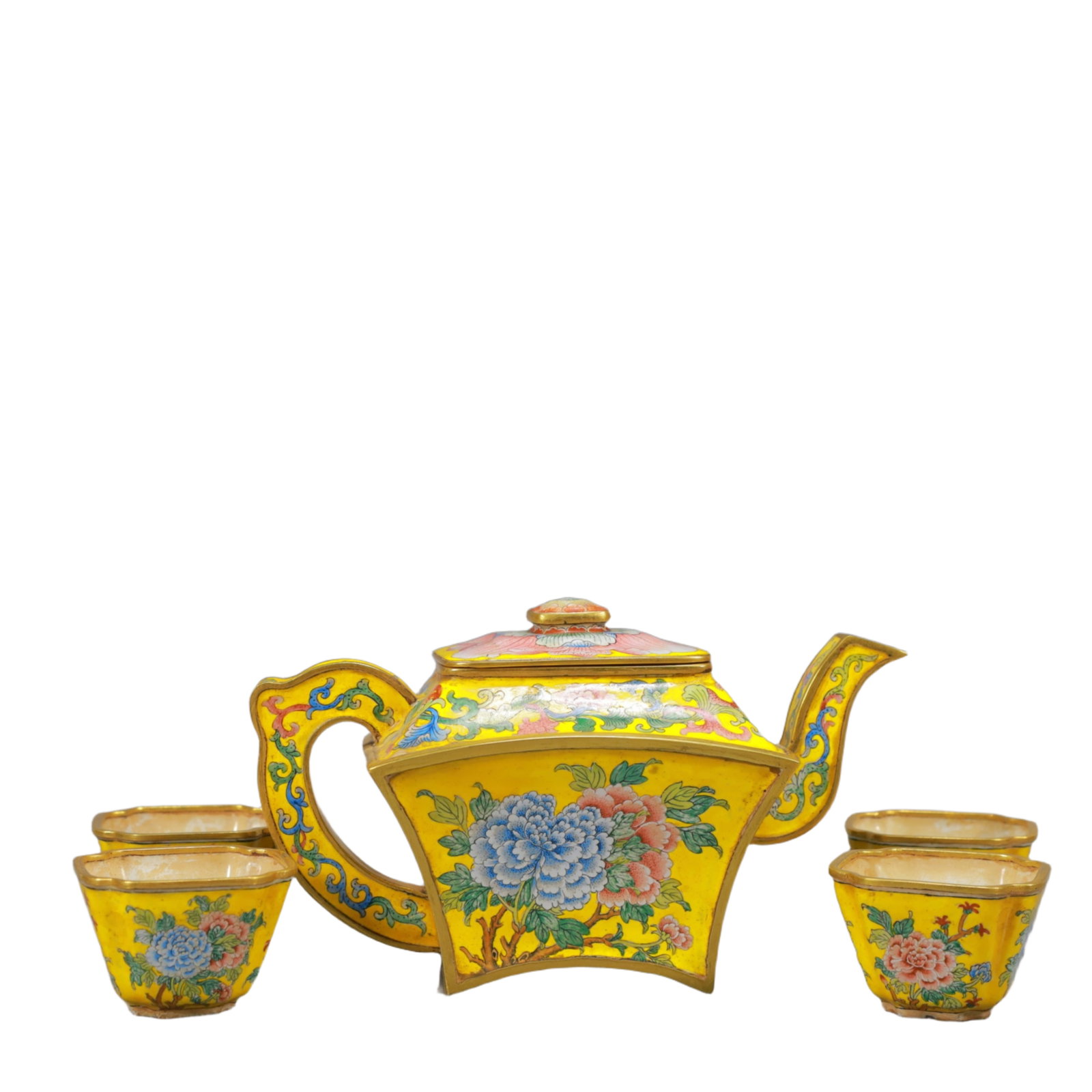 A Set of Fine Painted Enamel peony Pattern Ewer: A Set of Fine Painted Enamel peony Pattern Ewer,Qing Dynasty, China,Qianlong Four-character Mark,Size:(Ewer)6.3inx3.1inx3.5in,(Cup)1.9inx1.2in*4,Total Weight:700g 一套画珐ĩ