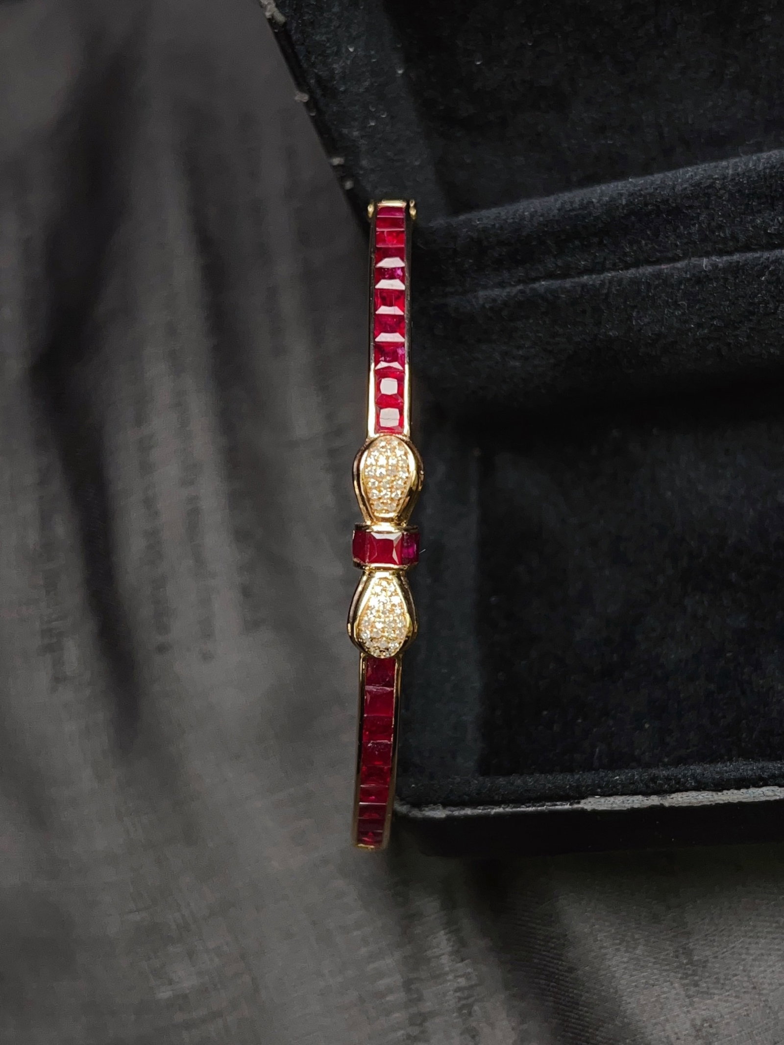A Exquisite 18k Gold Inlaid 3.85ct Natural Ruby Bracelets,Inlaid Diamond: A Exquisite 18k Gold Inlaid 3.85ct Natural Ruby Bracelets,Inlaid Diamond,Total Weight:6.27g 18k金镶 3.85ct 天然红宝石手镯,嵌钻石