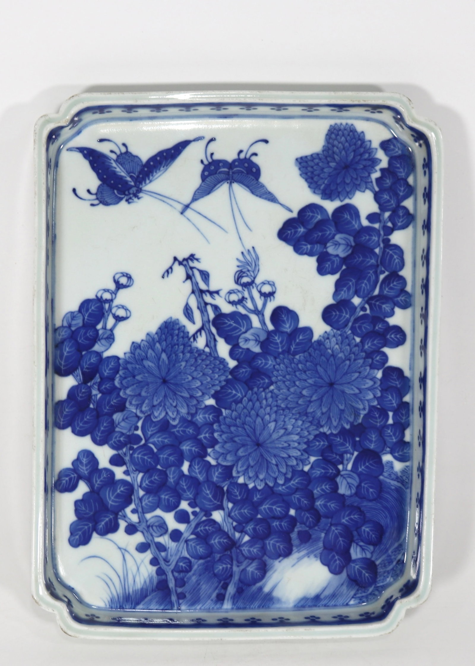 A fine blue and white tea tray with butterfly and floral pattern: A fine blue and white tea tray with butterfly and floral pattern, Qing Dynasty, China, Size:9.1inx6.9inx0.9in 青花蝶恋花茶盘,中国清代,
