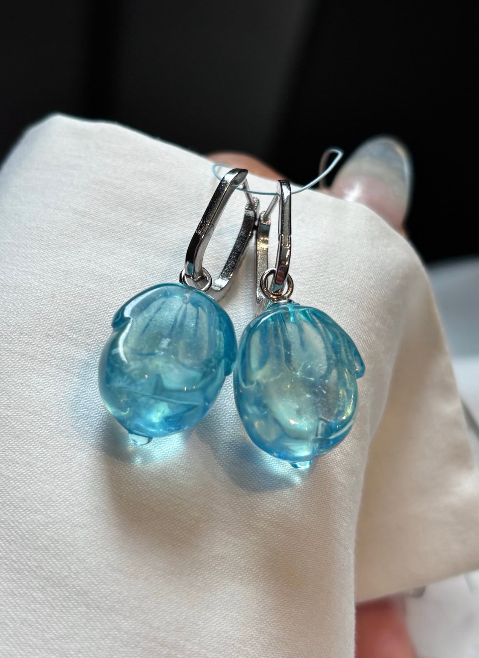 A Pair of Exquisite Sterling Silver Inlaid Aquamarine Rabbit Earrings: A Pair of Exquisite Sterling Silver Inlaid Aquamarine Rabbit Earrings,Size:17.5mmx13.5mm,Weight:11g 一对纯银镶海蓝宝兔子耳环