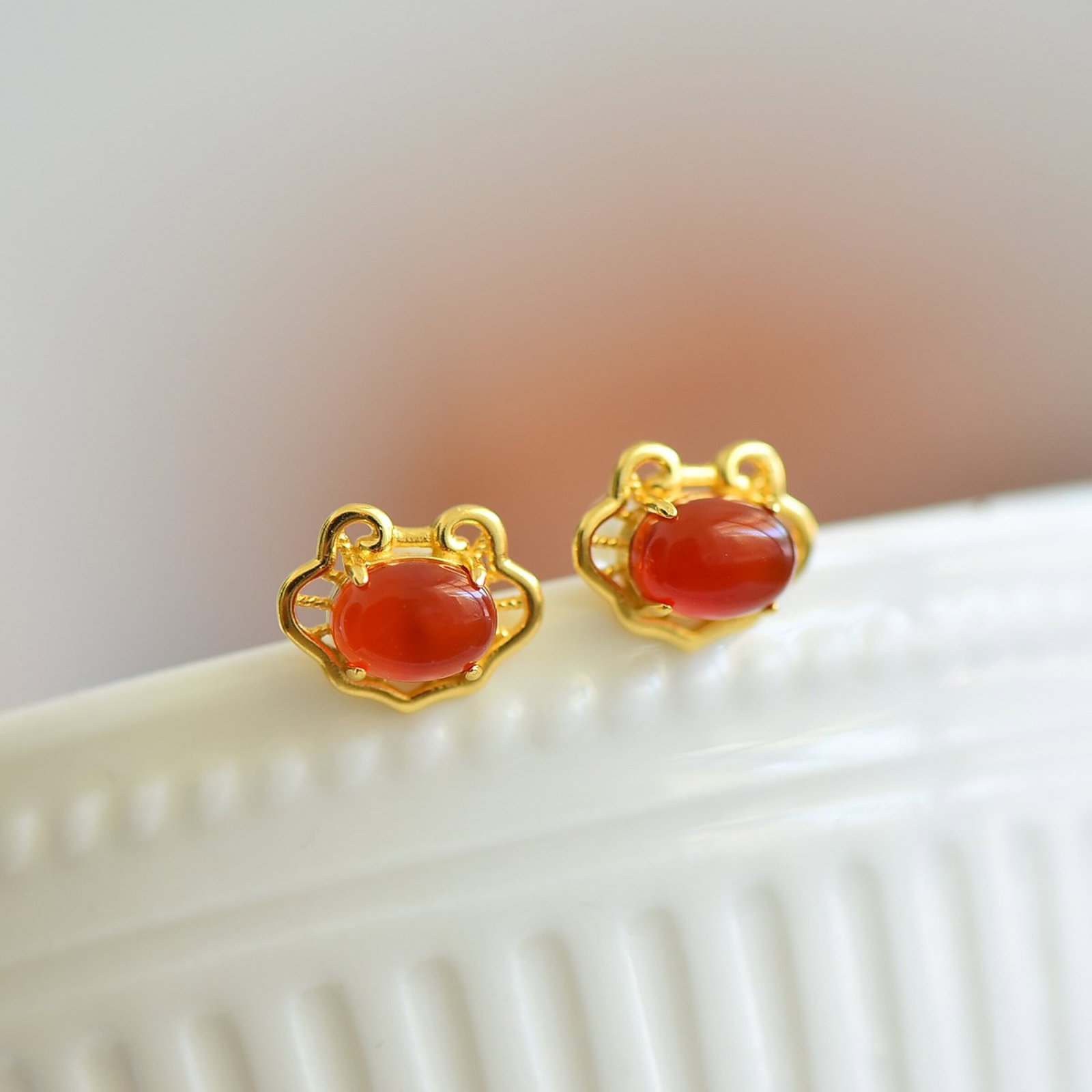 A Pair of Exquisite Sterling Silver-Gold Plated Inlaid Red Agate Earrings: A Pair of Exquisite Sterling Silver-Gold Plated Inlaid Red Agate Earrings,Size:6mmx8mm 一对纯银镀金镶红玛瑙耳钉