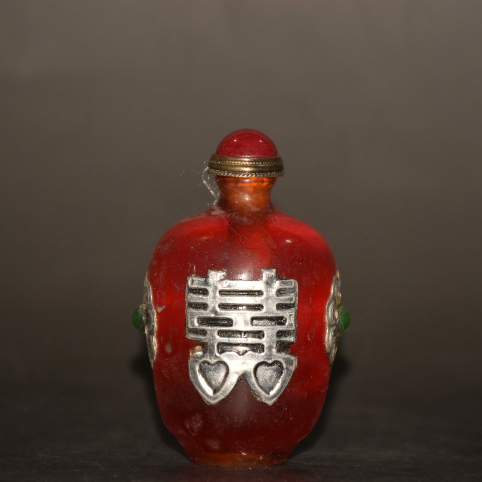 An Exquisite Amber Inlaid Bronze Flower Pattern Snuff Bottle,Inlaid Gems: An Exquisite Amber Inlaid Bronze Flower Pattern Snuff Bottle,Inlaid Gems,Qing Dynasty,China,Qianlong Four-character Mark,Size:1.6inx1.6inx3in,Weight:90g 琥珀嵌铜花卉