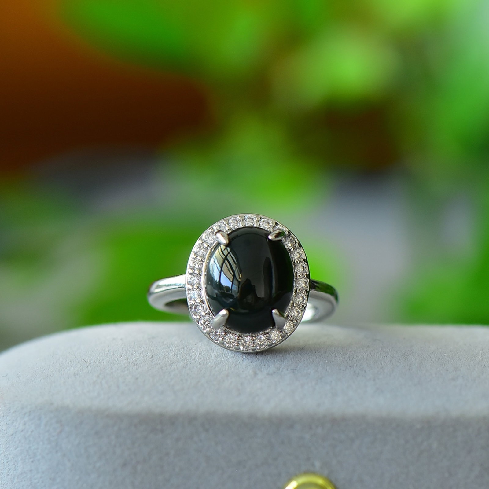 An Exquisite Bronze Inlaid Green Jade Ring: An Exquisite Bronze Inlaid Green Jade Ring,Size:3.9inx4.7in 铜镶青玉戒指