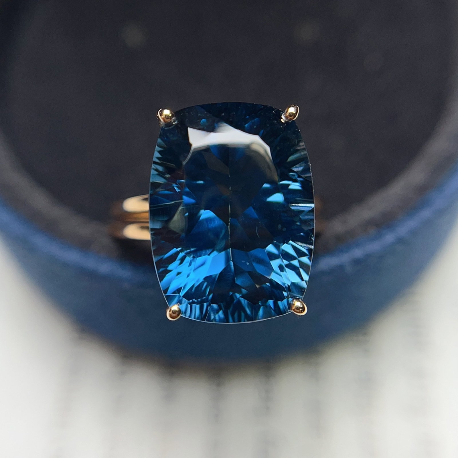 A Exquisite 18k Gold Inlaid 11.20ct Natural Sapphire Ring: A Exquisite 18k Gold Inlaid 11.20ct Natural Sapphire Ring,Total Weight:3.43g 18k金镶 11.20ct 天然蓝宝石戒指