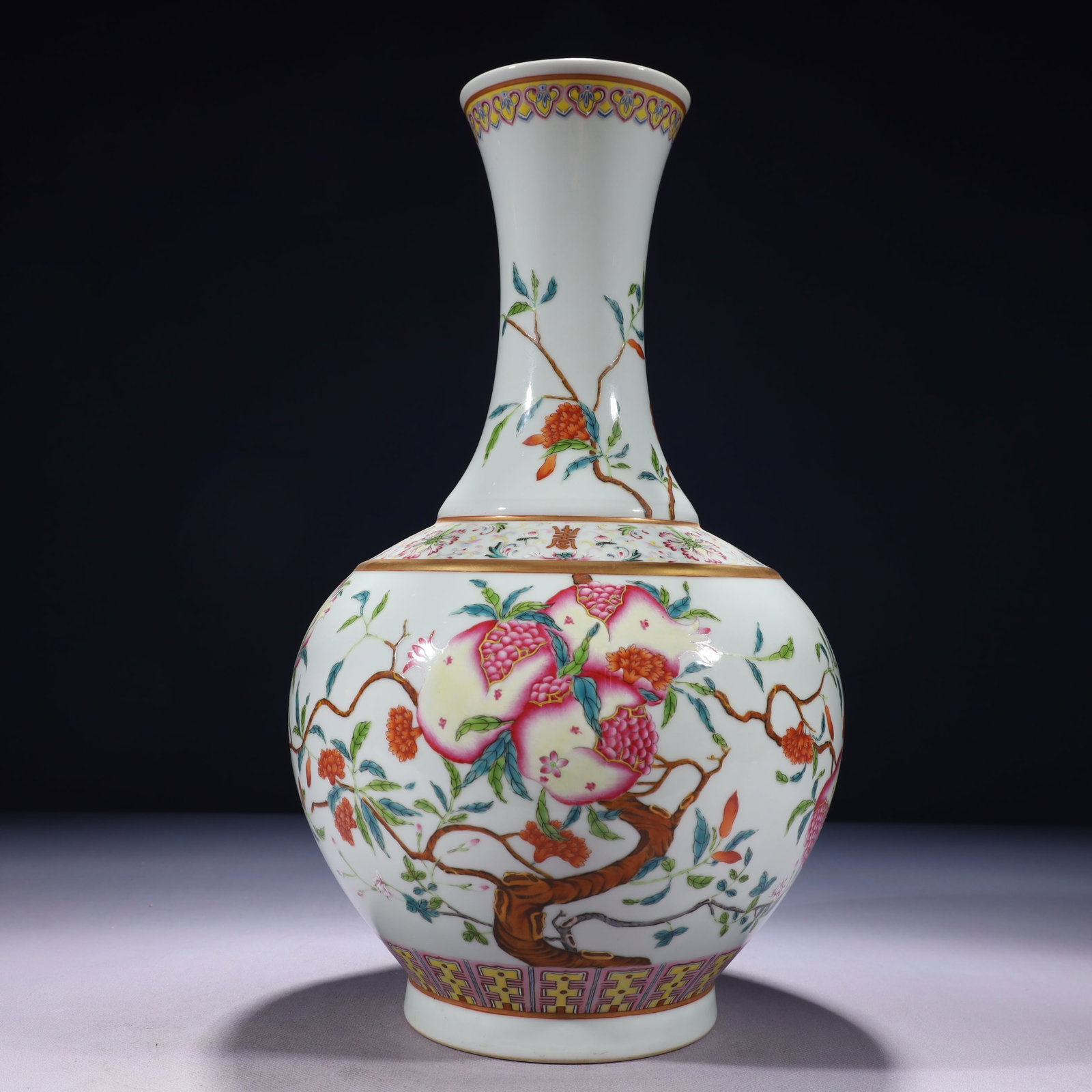 An Exquisite Famille-Rose Pomegranate Pattern Vase: An Exquisite Famille-Rose Pomegranate Pattern Vase,Qing Dynasty,China,Guangxu Six-character Mark,Size:8.7inx15.7in,Weight:3300g 粉彩石榴纹瓶,中国清