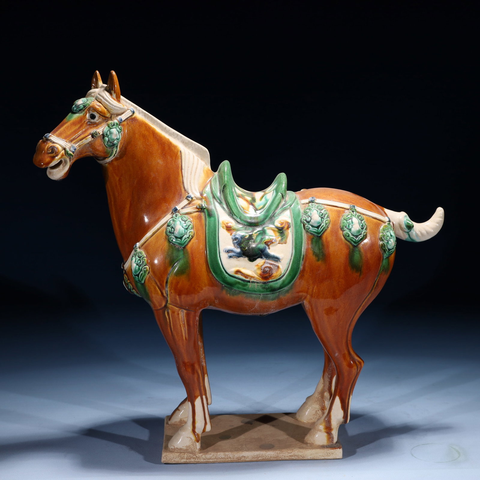 An Rare Tang Tri-Color Glazed Pottery Horse Ornament: An Rare Tang Tri-Color Glazed Pottery Horse Ornament,Tang Dynasty,China,Size:17.7inx4.7inx17.3in,Weight:4500g 唐三彩骏马摆件,中国唐代