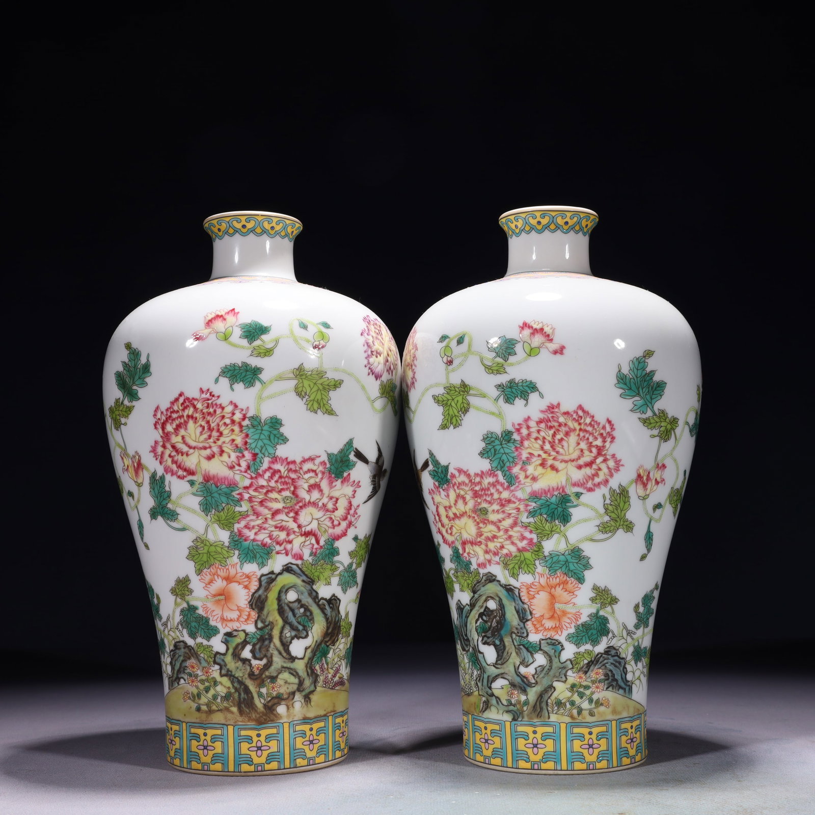 A Pair of Exquisite Famille-Rose Flower A Pair of d Bird Pattern Vase,with poem: A Pair of Exquisite Famille-Rose Flower A Pair of d Bird Pattern Vase,with poem,Qing Dynasty,China,Yongzheng Four-character Mark,Size:5.1inx9.4in,Weight:1750g 粉彩花鸟纹&