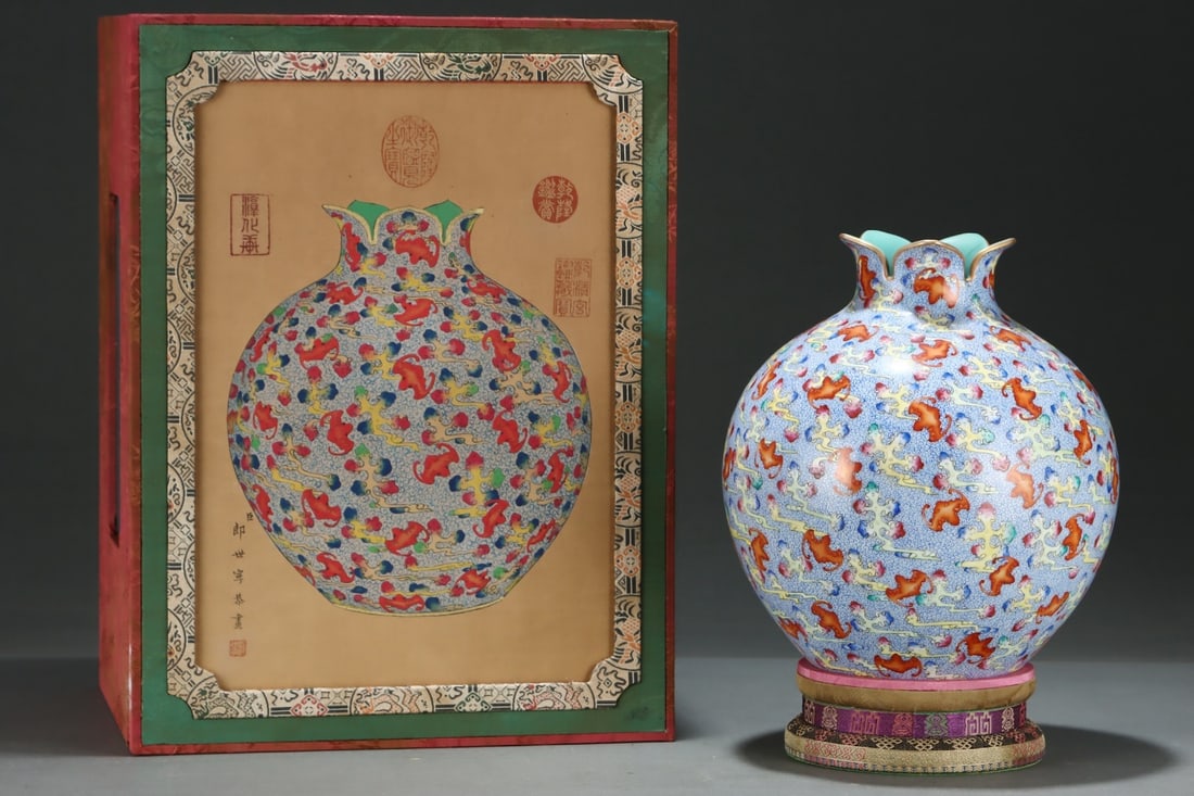 An ExquisiteFamille Rose Gilt-Decorated Pomegranate-Shaped Vase With Auspicious Clouds And Bats: An ExquisiteFamille Rose Gilt-Decorated Pomegranate-Shaped Vase With Auspicious Clouds And Bats,Qing Dynasty, China, Qianlong Four-character Mark,Size:10.4inx9.4in 粉彩祥云"