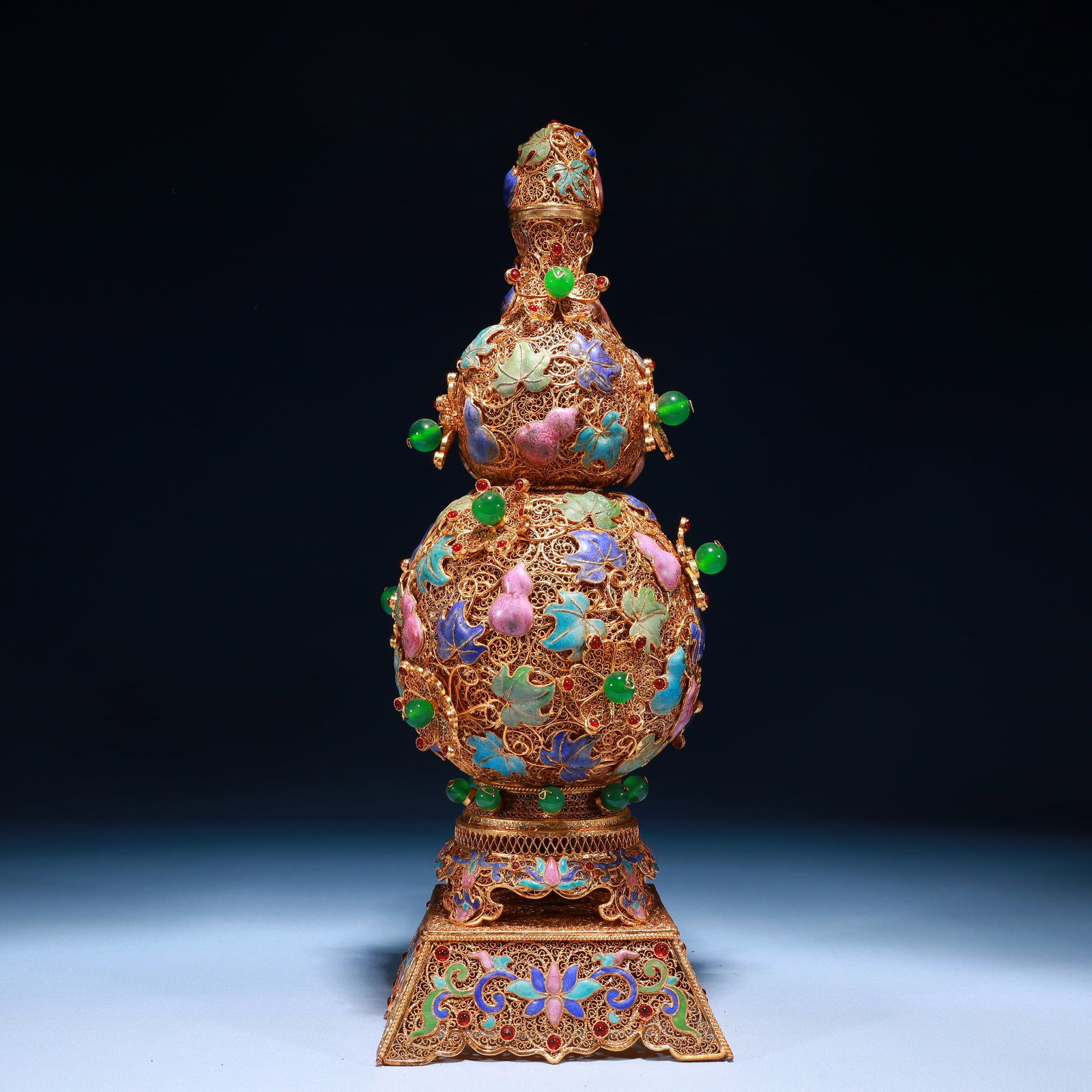 An Exquisite Filigree and Gilding Gourd Pattern Gourd-Shaped Vase,Inlaid Gems: An Exquisite Filigree and Gilding Gourd Pattern Gourd-Shaped Vase,Inlaid Gems,Qing Dynasty,China,Qianlong Four-character Mark,Size:5.1inx15in,Weight:1200g 掐丝鎏金葫Ŏ
