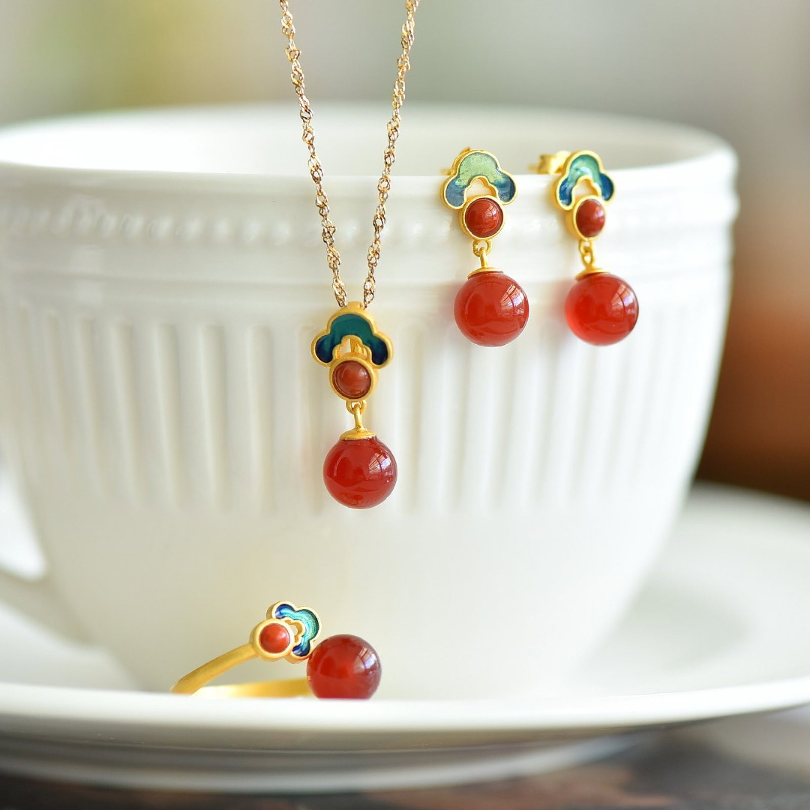 A Set of Fine Sterling Silver-Gold Plated Inlaid Red Agate Jewelry: A Set of Fine Sterling Silver-Gold Plated Inlaid Agate Jewelry 一套纯银镀金镶玛瑙首饰