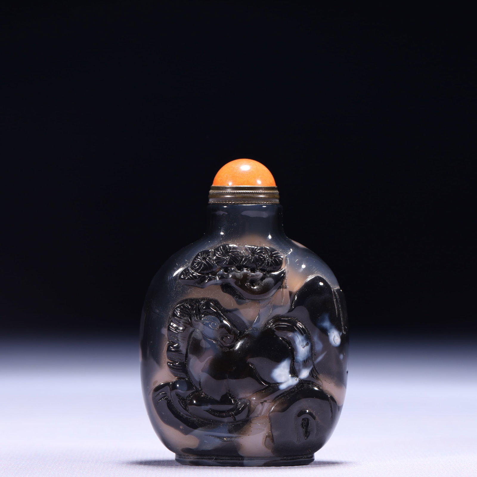 An Exquisite Agate Horse Pattern Snuff Bottle: An Exquisite Agate Horse Pattern Snuff Bottle,Qing Dynasty,China,Size:2inx0.8inx3in,Weight:77g 玛瑙骏马纹鼻烟壶,中国清代