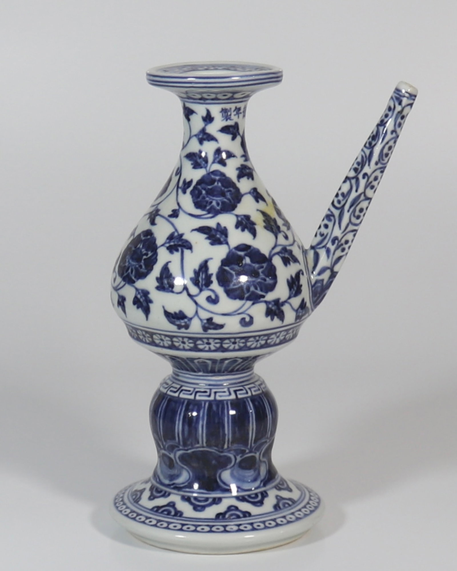 An Exquisite Blue and White Lotus Pattern Vase: An Exquisite Blue and White Lotus Pattern Vase,Ming Dynasty,China,Xuande Six-character Mark,Size:9in