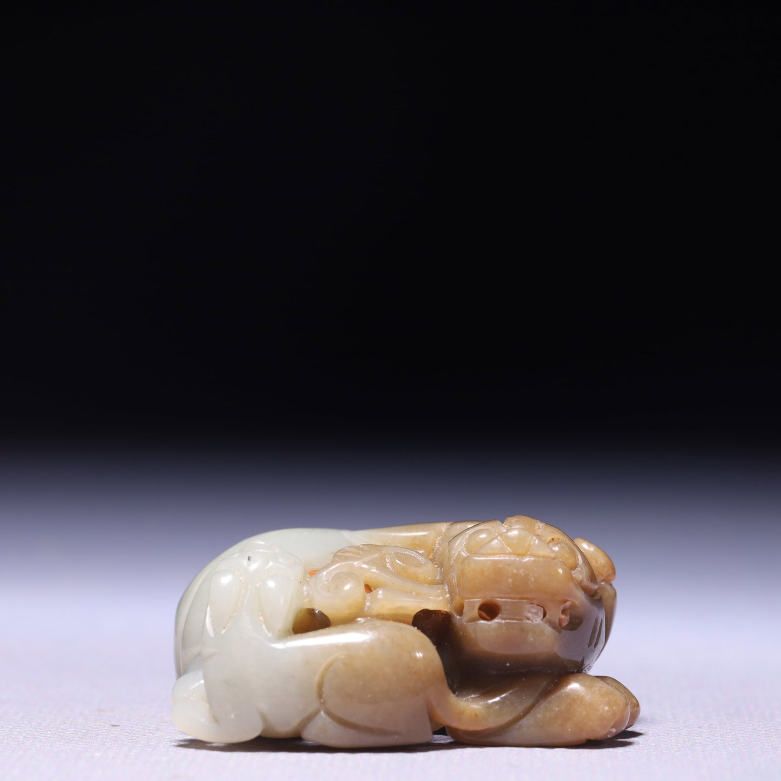 An Exquisite White Jade Beast Ornament: An Exquisite White Jade Beast Ornament,Qing Dynasty,China,Size:1.8inx1.4inx0.6in,Weight:57g 白玉兽摆件,中国清代