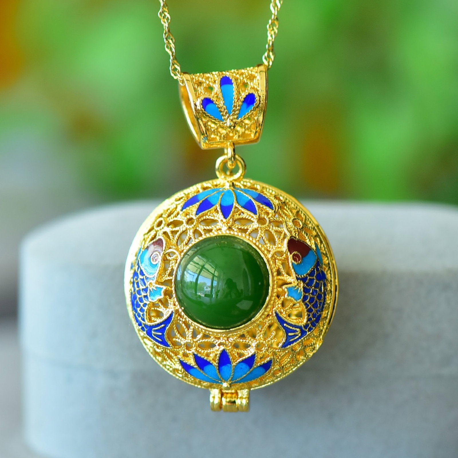 An Exquisite Bronze-Gold Plated Inlaid Jasper Flower Pattern Necklace: An Exquisite Bronze-Gold Plated Inlaid Jasper Flower Pattern Necklace,Size:4.7inx4.7in 铜镀金镶碧玉花卉纹项链
