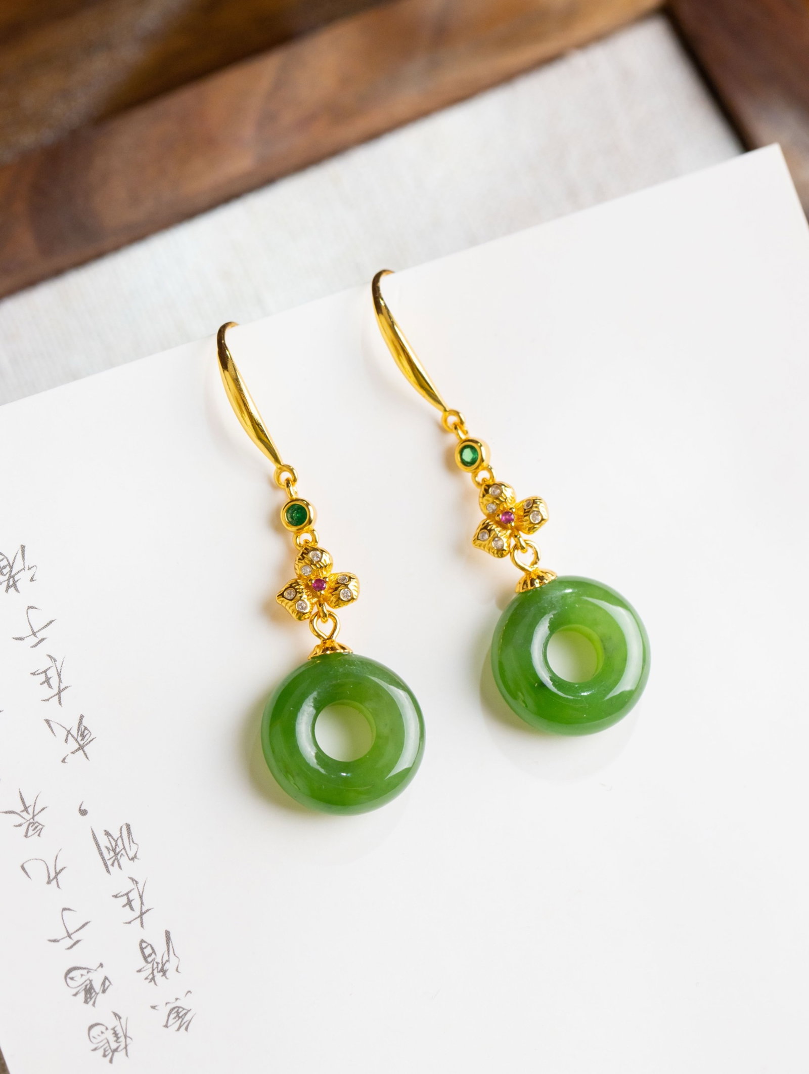 A Pair of Exquisite Sterling Silver-Gold Plated Inlaid Jasper Earrings,Inlaid Diamond: A Pair of Exquisite Sterling Silver-Gold Plated Inlaid Jasper Earrings,Inlaid Diamond 一对纯银镀金镶碧玉耳环,嵌钻石