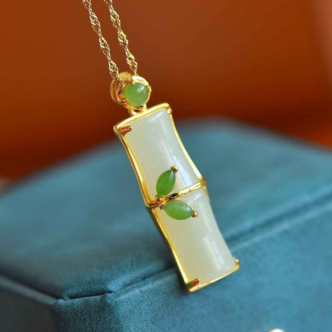 An Exquisite Sterling Silver-Gold Plated Inlaid White Jade Necklace,Inlaid Jasper: An Exquisite Sterling Silver-Gold Plated Inlaid White Jade Necklace,Inlaid Jasper,Size:9mmx30mm 纯银镀金镶白玉项链,嵌碧玉