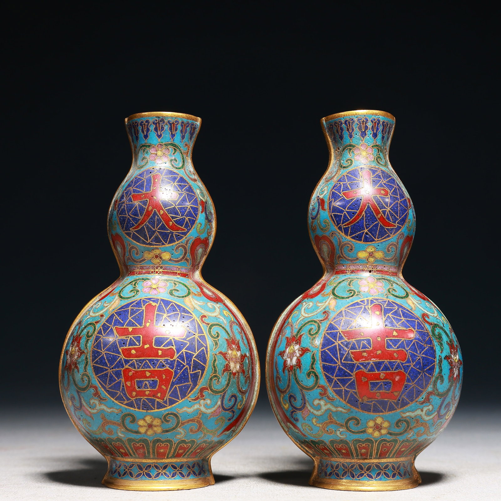 A Pair of Exquisite Cloisonne Lotus Pattern Gourd-Shaped Vases: A Pair of Exquisite Cloisonne Lotus Pattern Gourd-Shaped Vases,Qing Dynasty,China,Size:(Total)2.8inx5.3in,Weight:450g 一对景泰蓝缠枝莲纹葫&#