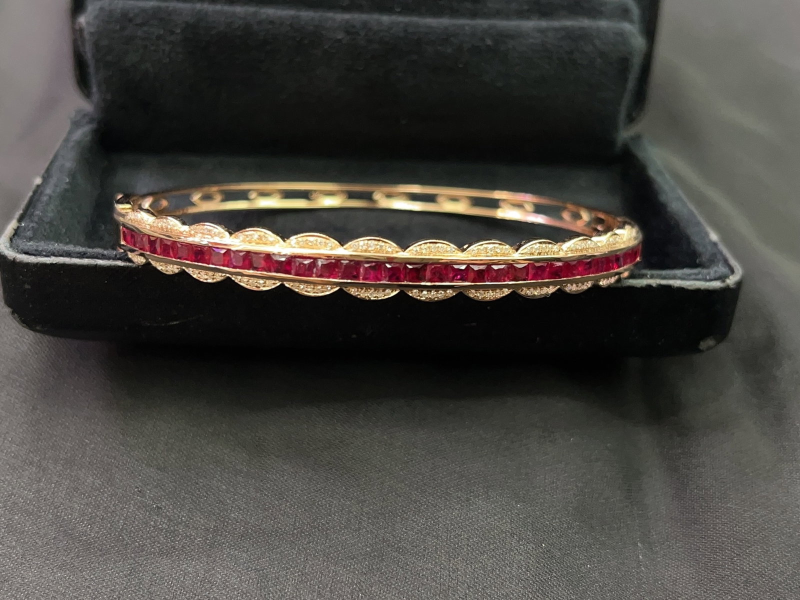 A Exquisite 18k Gold Inlaid 3.85ct Natural Ruby Bracelets,Inlaid Diamond: A Exquisite 18k Gold Inlaid 3.85ct Natural Ruby Bracelets,Inlaid Diamond,Total Weight:8.77g 18k金镶 3.85ct 天然红宝石手镯,嵌钻石