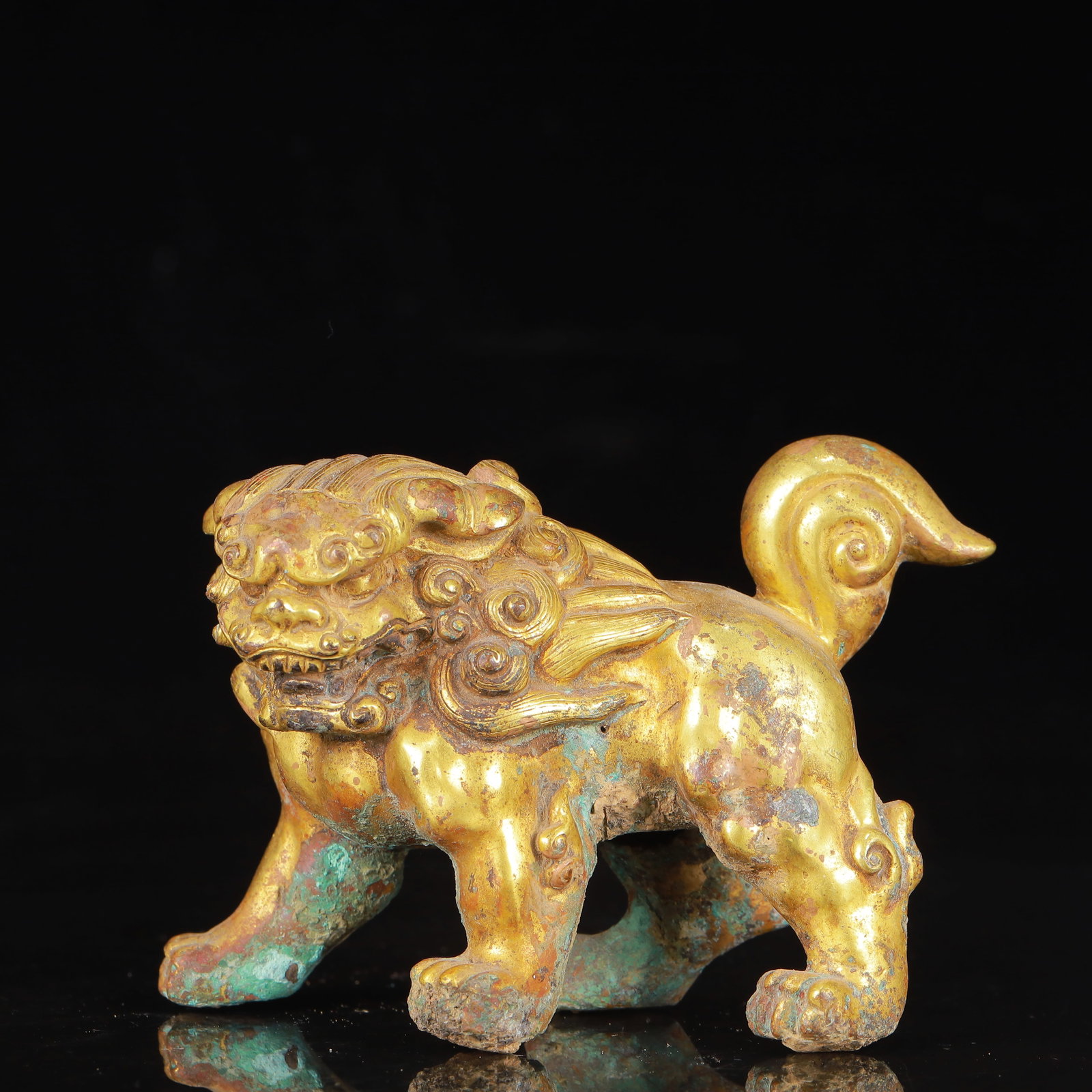 An Exquisite Gilt Bronze Lion Ornament: An Exquisite Gilt Bronze Lion Ornament,Qing Dynasty,China,Size:4.3inx2inx2.8in,Weight:450g 铜鎏金狮子摆件,中国清代