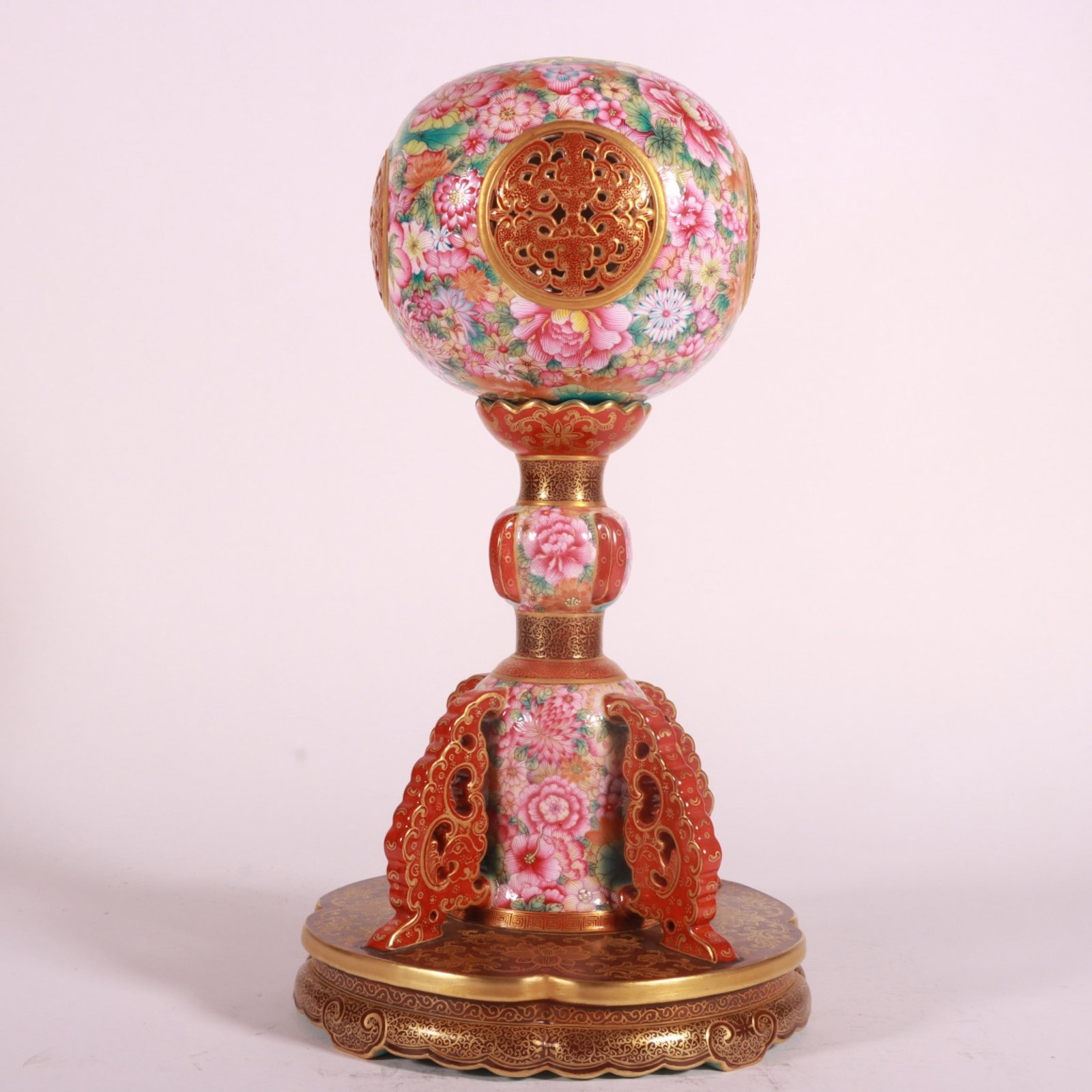 An Exquisite Famille-Rose Painted Gold Flower Pattern Hatstand: An Exquisite Famille-Rose Painted Gold Flower Pattern Hatstand,Qing Dynasty,China,Qianlong Four-character Mark,Size:11.4inx6.2in 粉彩描金花卉纹帽架
