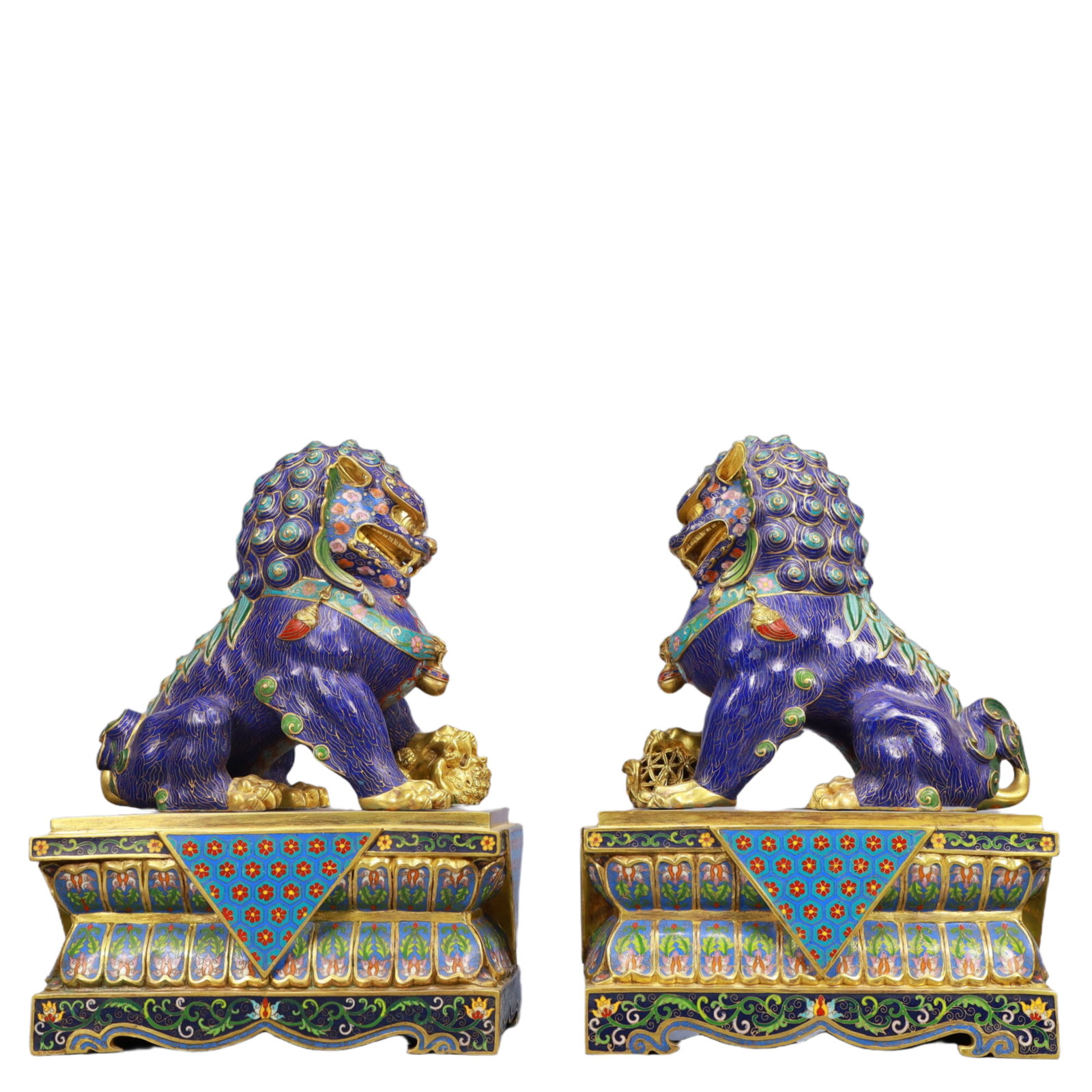 A Pair of Huge Cloisonne Lion Ornament: A Pair of Huge Cloisonne Lion Ornament, Qing Dynasty, China, Qianlong Four-character Mark, Size:11.8inx7.9inx15.7in, Weight:30200g 景泰蓝狮子摆件,中