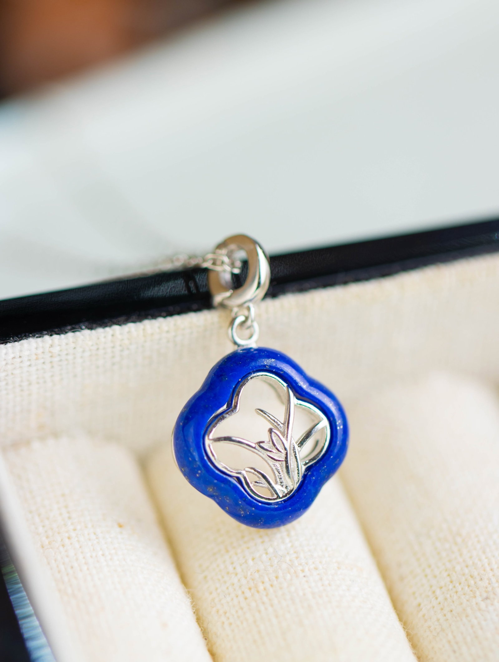 An Exquisite Sterling Silver Inlaid Lapis Lazuli Pendant: An Exquisite Sterling Silver Inlaid Lapis Lazuli Pendant 纯银镶青金石吊坠