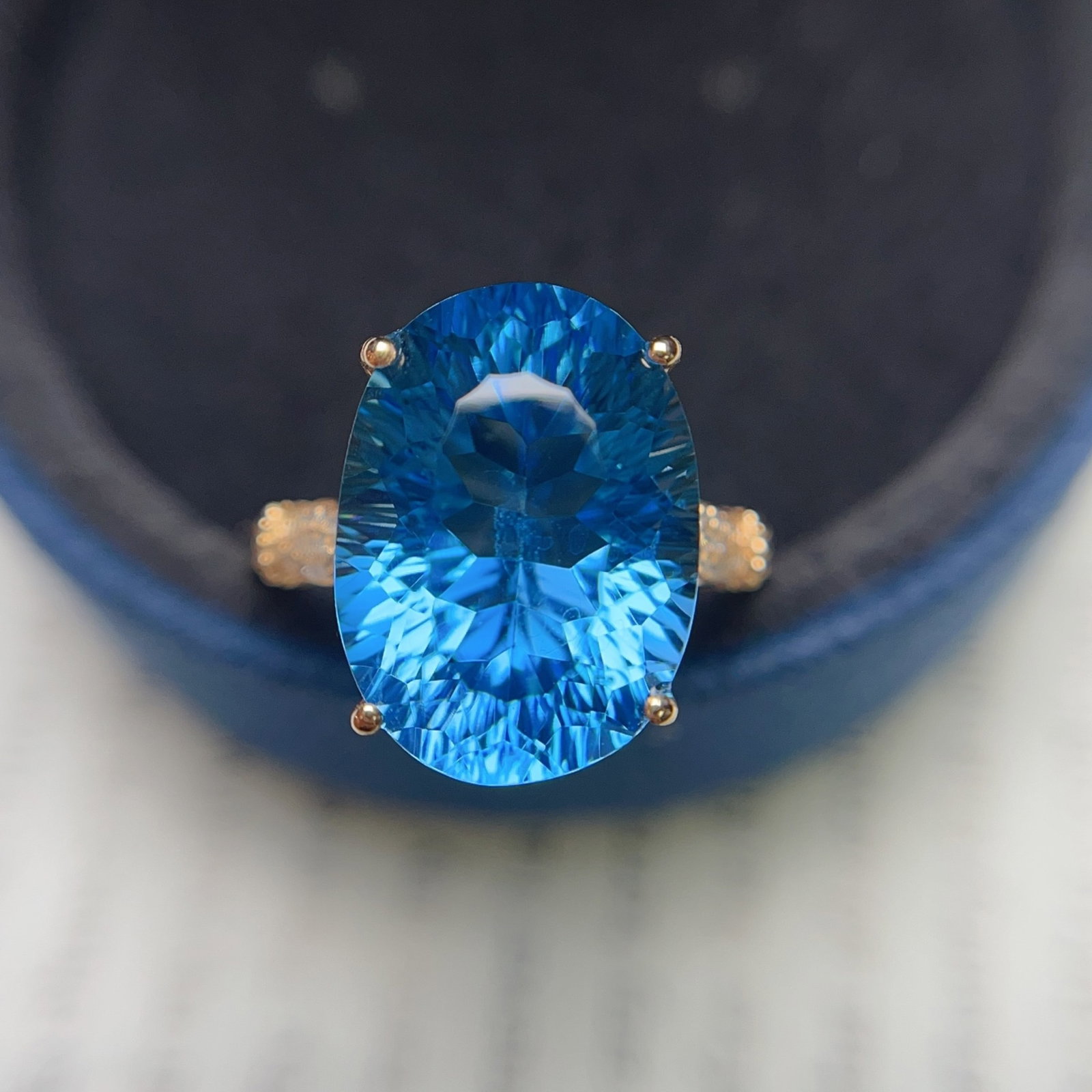 A Exquisite 18k Gold Inlaid 10.75ct Natural Sapphire Ring,Inlaid Diamond: A Exquisite 18k Gold Inlaid 10.75ct Natural Sapphire Ring,Inlaid Diamond,Total Weight:3.86g 18k金镶 10.75ct 天然蓝宝石戒指,嵌钻石