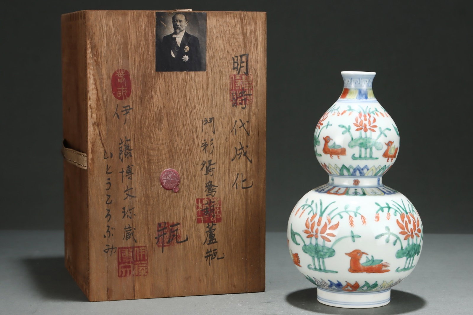 An Exquisite Doucai Mandarin Duck Pattern Flower Pattern Vase: An Exquisite Doucai Mandarin Duck Pattern Flower Pattern Vase,Ming Dynasty,China,with Chenghua Six-character Mark,Size:8.8inx5.2in 斗彩鸳鸯纹花卉纹ī
