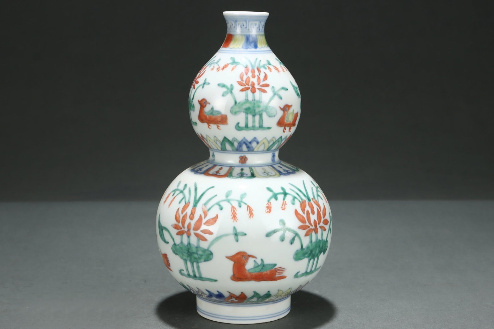 An Exquisite Doucai Mandarin Duck Pattern Flower Pattern Vase - 2
