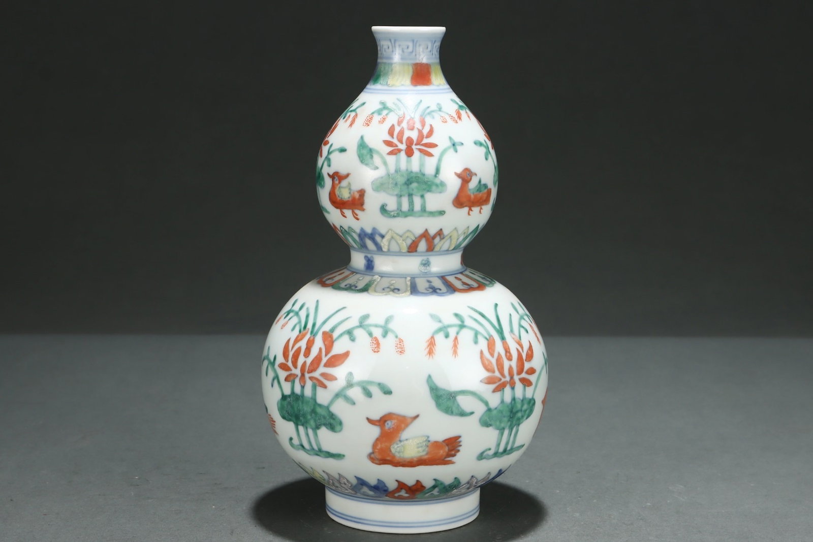 An Exquisite Doucai Mandarin Duck Pattern Flower Pattern Vase - 3