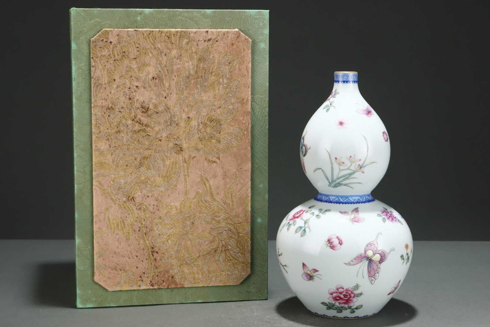 An Exquisite Famille-Rose Painted Gold Flower and Butterfly Pattern Gourd-Shaped Vase: An Exquisite Famille-Rose Painted Gold Flower and Butterfly Pattern Gourd-Shaped Vase,Qing Dynasty,China,Yongzheng Four-character Mark,Size:10.2inx5.7in 粉彩描金花卉