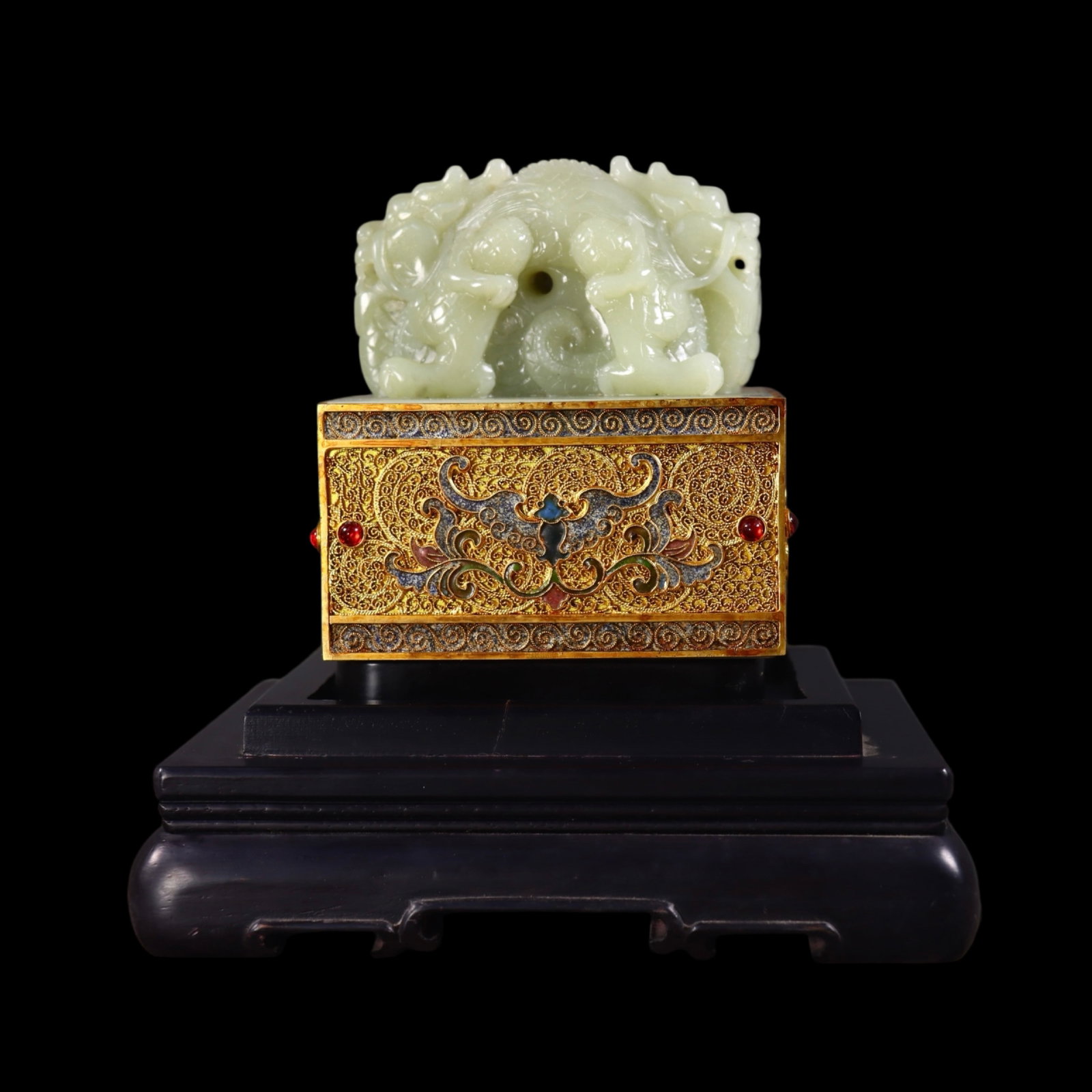 An Exquisite Gilt Bronze Inlaid White Jade Flower Pattern Dragon Seal: An Exquisite Gilt Bronze Inlaid White Jade Flower Pattern Dragon Seal,Qing Dynasty,China,Size:4.7inx4.1in,Weight:2521g 铜鎏金嵌白玉花卉纹龙&