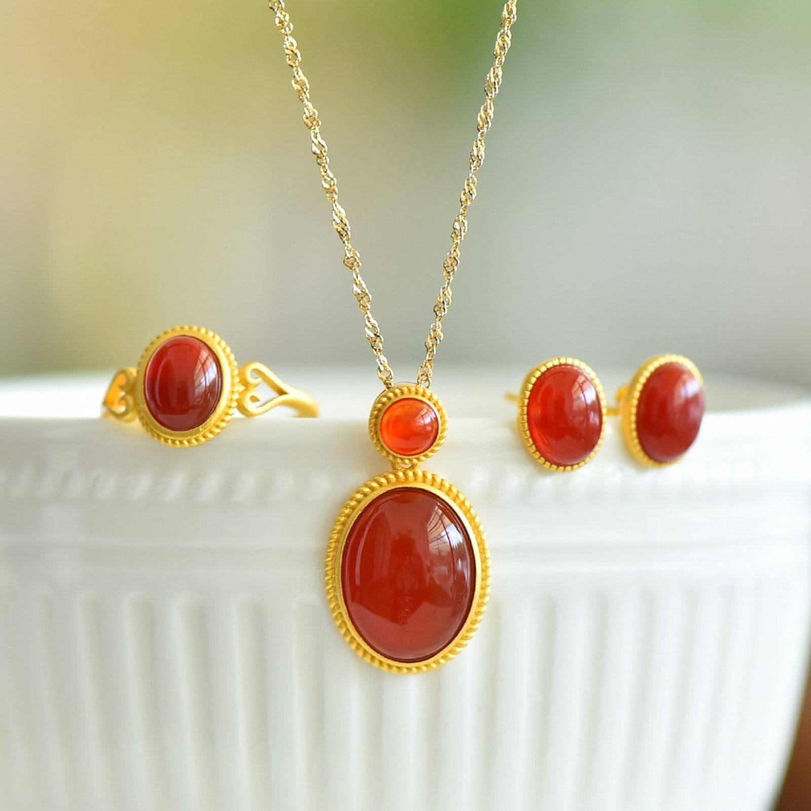 A Set of Fine Sterling Silver-Gold Plated Inlaid Red Agate Jewelry: A Set of Fine Sterling Silver-Gold Plated Inlaid Red Agate Jewelry 一套纯银镀金镶红玛瑙首饰