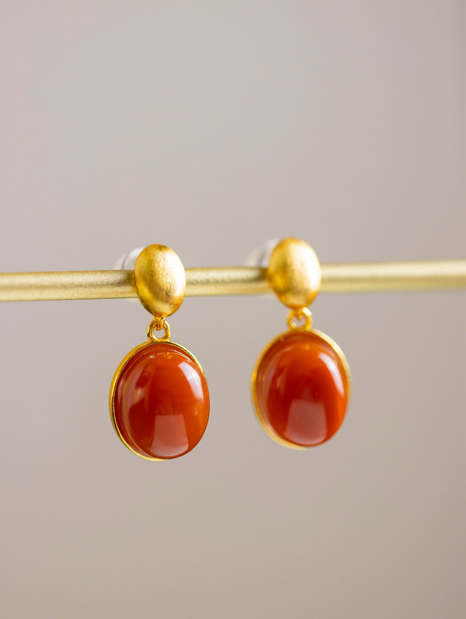 A Pair of Exquisite Sterling Silver-Gold Plated Inlaid Agate Earrings: A Pair of Exquisite Sterling Silver-Gold Plated Inlaid Agate Earrings 一对纯银镀金镶玛瑙耳环