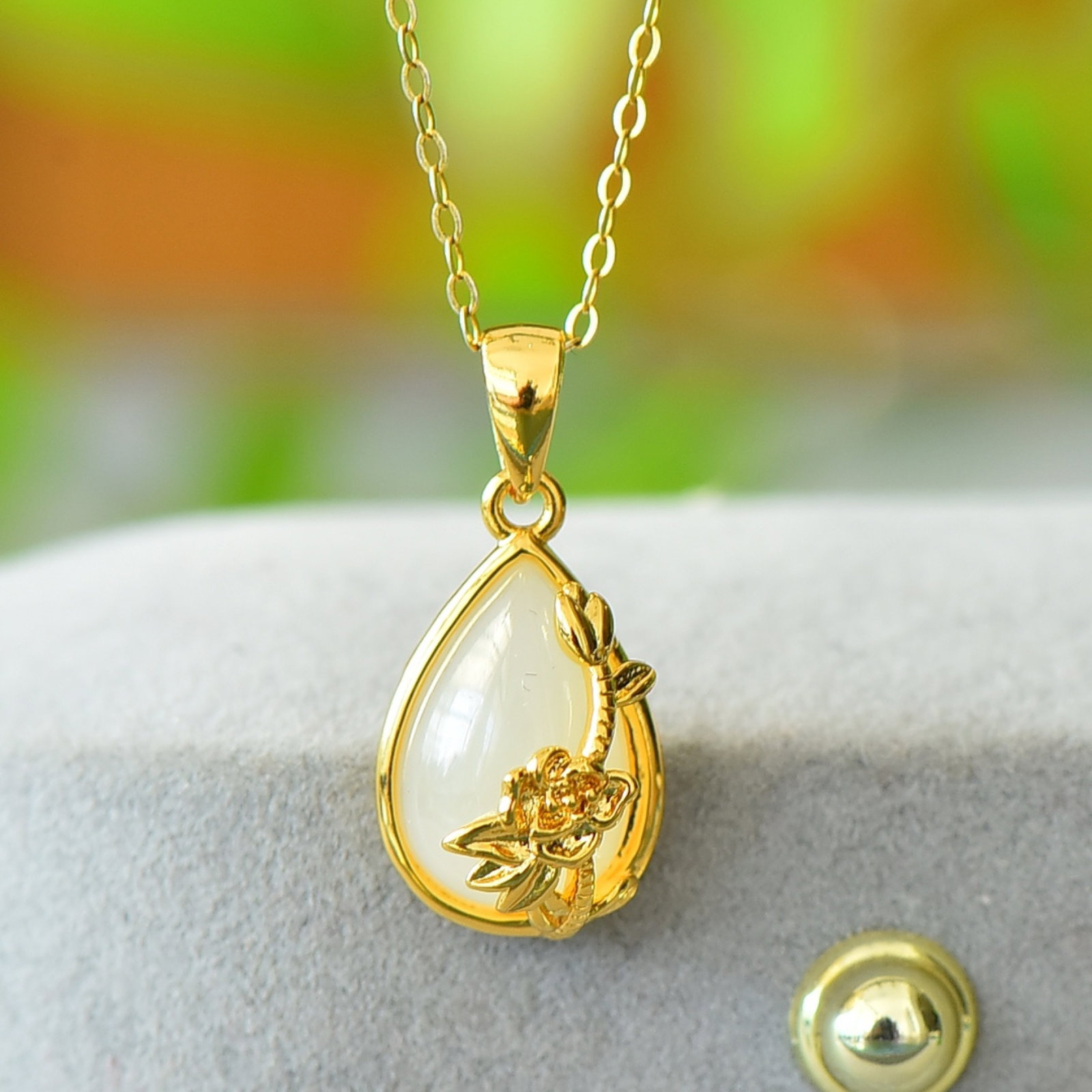 An Exquisite Bronze-Gold Plated Inlaid White Jade Necklace: An Exquisite Bronze-Gold Plated Inlaid White Jade Necklace,Size:3.1inx4.7in 铜镀金镶白玉项链