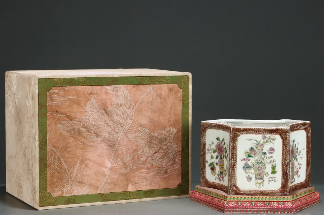 An ExquisiteFamille Rose Hexagonal Brush Pot With Floral Pattern: An ExquisiteFamille Rose Hexagonal Brush Pot With Floral Pattern,Qing Dynasty, China, Qianlong Four-character Mark,Size:5.2inx8.3in 粉彩花卉纹六方笔