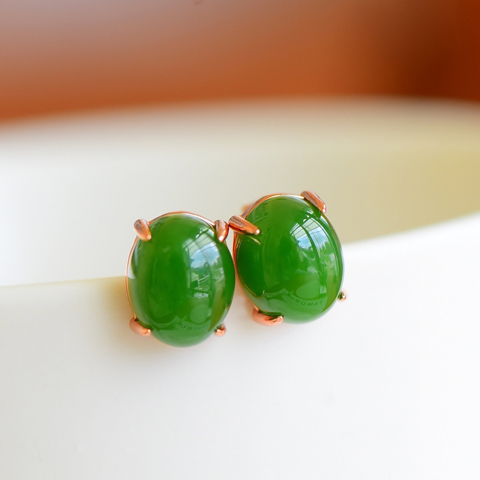 A Pair of Exquisite Sterling Silver-Gold Plated Inlaid Jasper Earrings: A Pair of Exquisite Sterling Silver-Gold Plated Inlaid Jasper Earrings,Size:8mmx10mm 一对纯银镀金镶碧玉耳钉