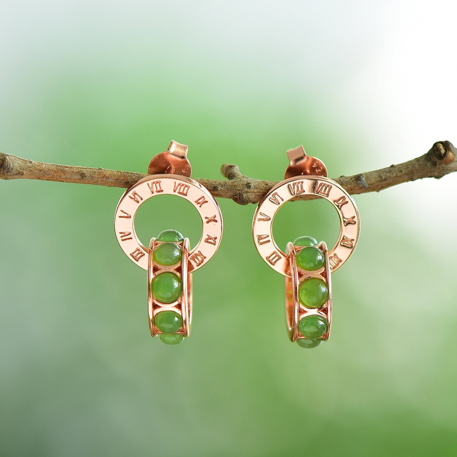 A Pair of Exquisite Sterling Silver-Gold Plated Inlaid Jasper Earrings: A Pair of Exquisite Sterling Silver-Gold Plated Inlaid Jasper Earrings 一对纯银镀金镶碧玉耳环