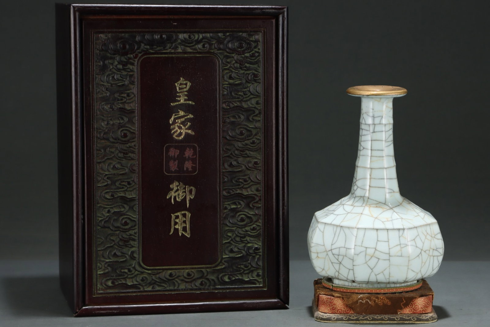 An Exquisite Guan yao Cover with Gold Vase,with an Imperial Poem by Emperor Qianlong: An Exquisite Guan yao Cover with Gold Vase,with an Imperial Poem by Emperor Qianlong,Song Dynasty,China,Size:8.7inx6.5in