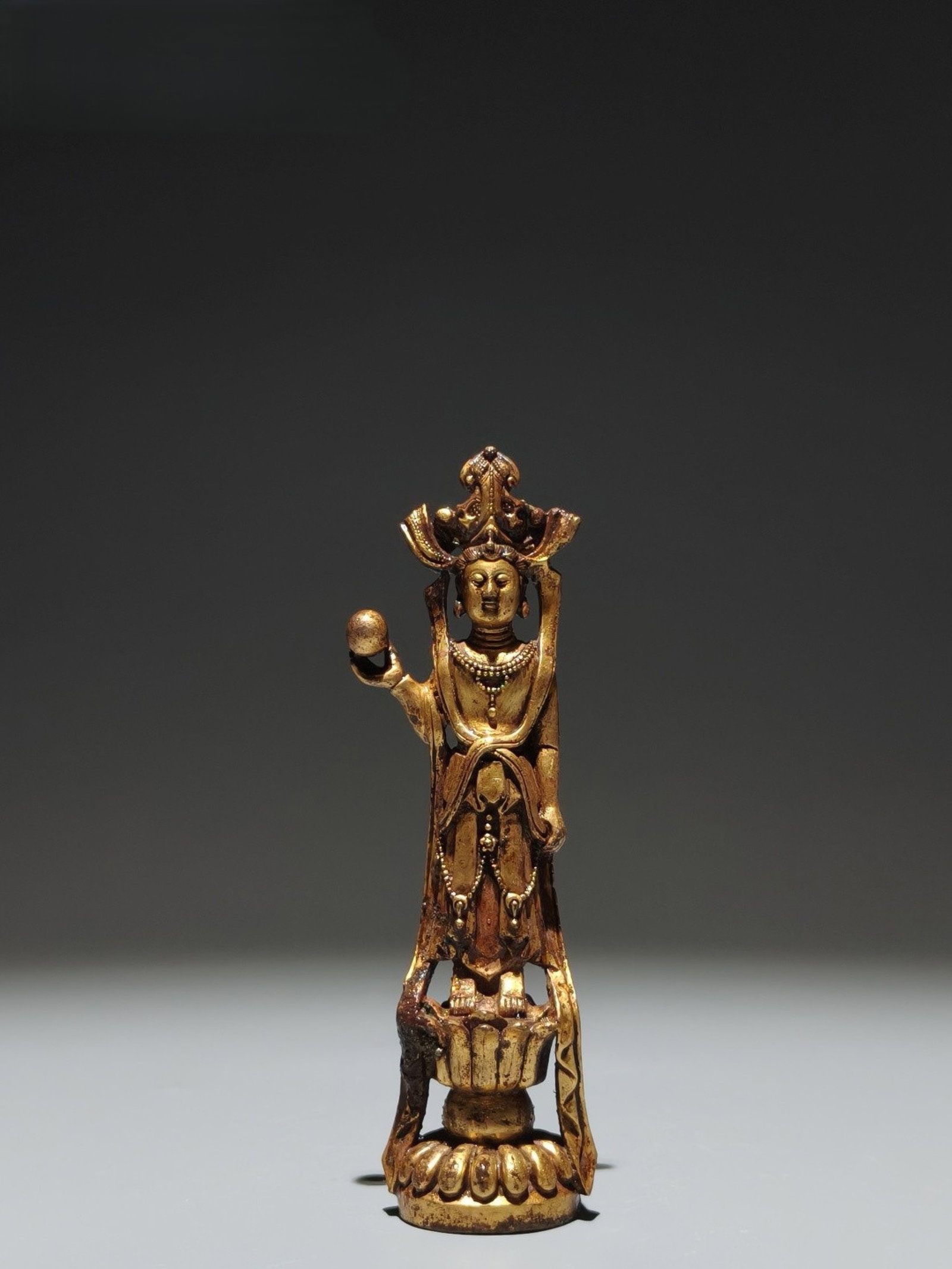 A Solemn Gilt Bronze Statue of Avalokitesvara: A Solemn Gilt Bronze Statue of Avalokitesvara,Tang Dynasty,China,Size:5.5inx1.6inx1.2in 铜鎏金观音像,中国唐代