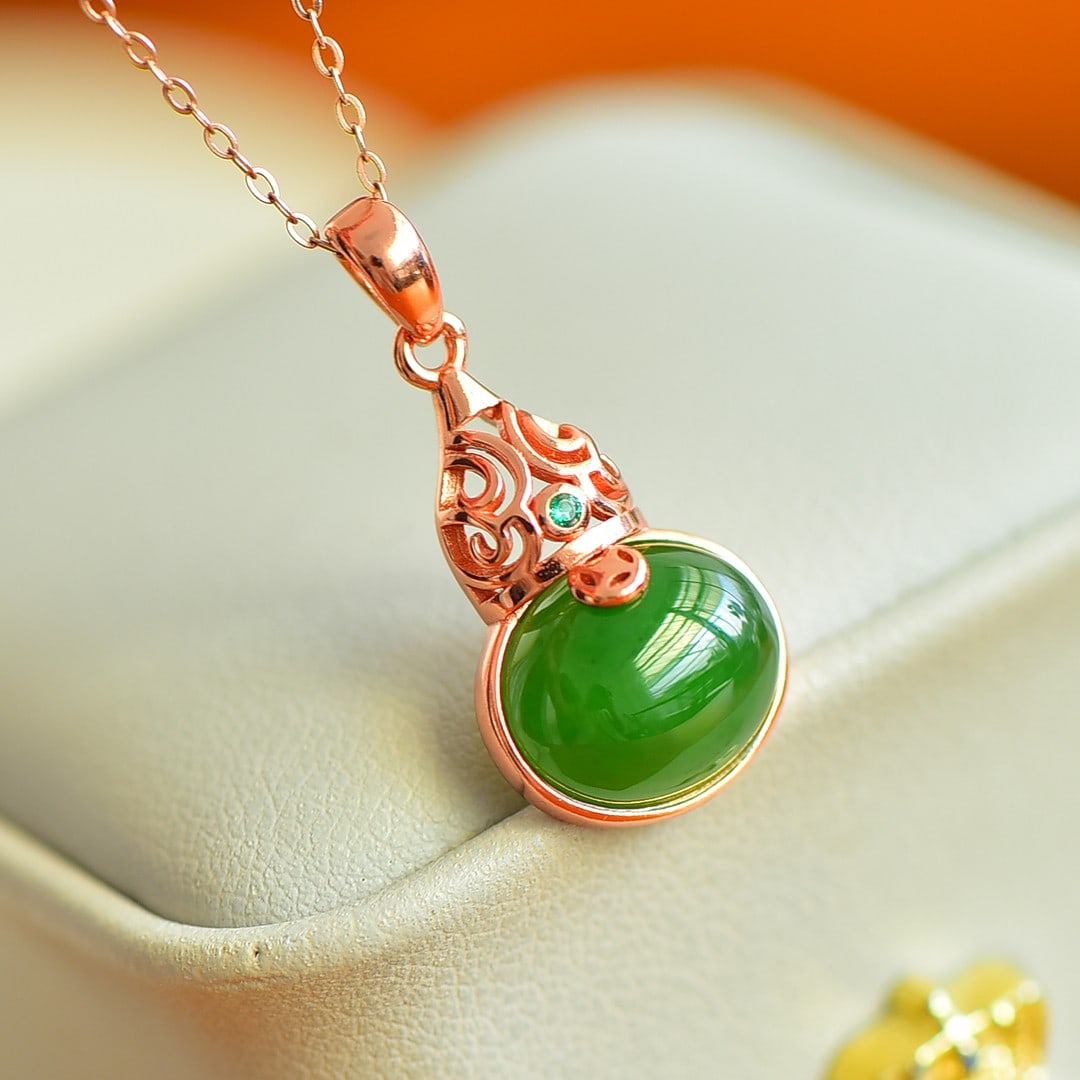 An Exquisite Sterling Silver Inlaid Jasper Gourd Necklace: An Exquisite Sterling Silver Inlaid Jasper Gourd Necklace,Size:12mmx10mm 纯银镶碧玉葫芦项链