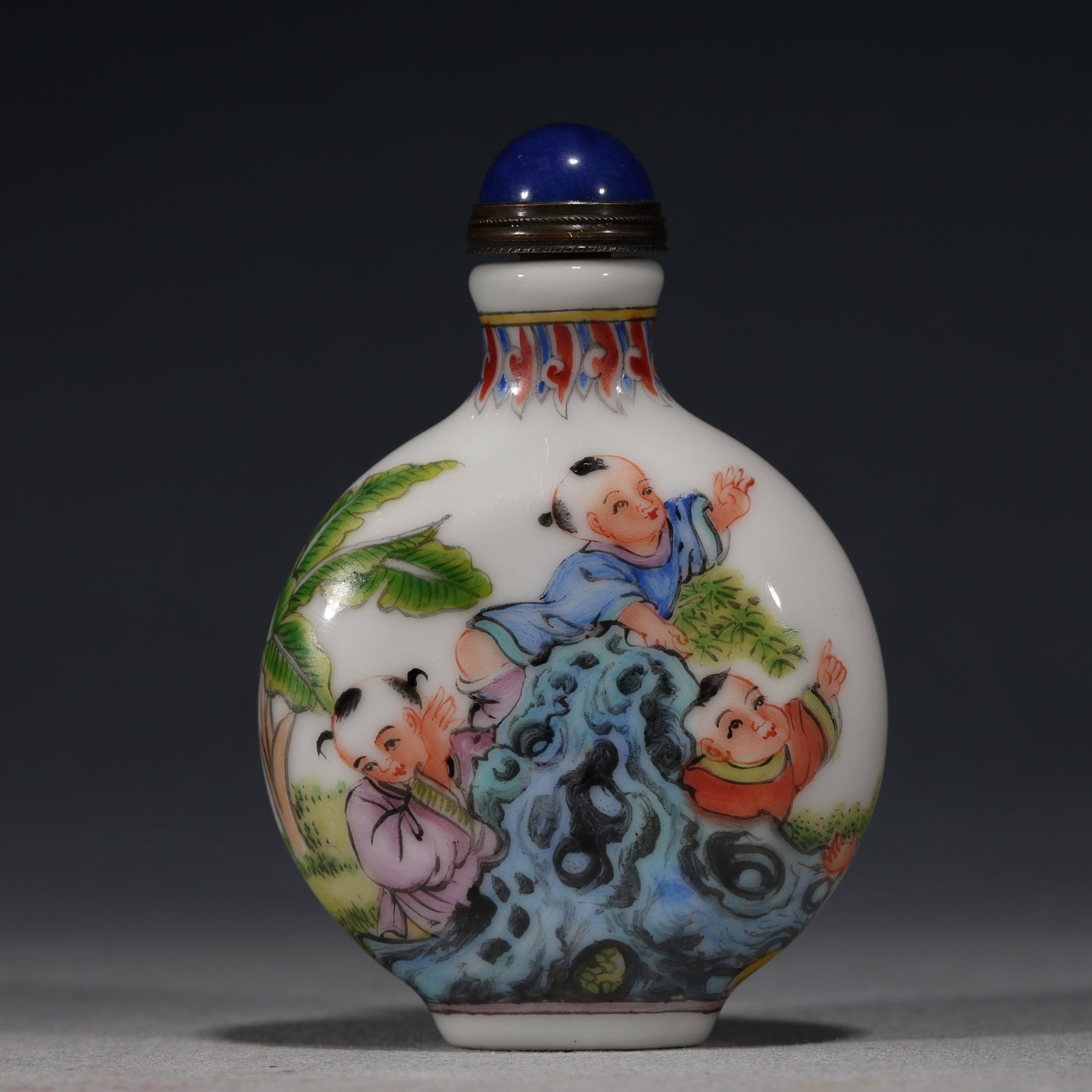An Exquisite Famille-Rose Children at Play Pattern Snuff Bottle: An Exquisite Famille-Rose Children at Play Pattern Snuff Bottle,Qing Dynasty, China,Qianlong Four-character Mark,Size:2.2in×0.8in×3.1in 粉彩婴戏图鼻୉
