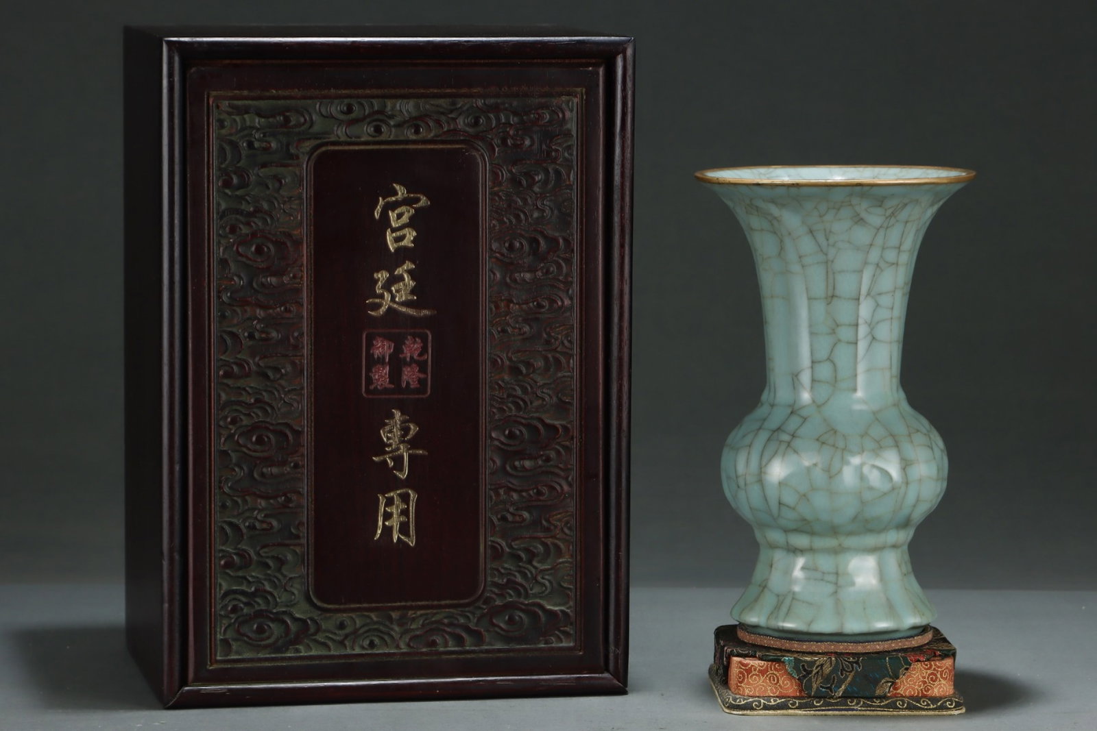 An Exquisite Guan yao Cover with Gold Vase,with an Imperial Poem by Emperor Qianlong: An Exquisite Guan yao Cover with Gold Vase,with an Imperial Poem by Emperor Qianlong,Song Dynasty,China,Size:9.8inx5.8in 官窑包金瓶,带乾隆御ག