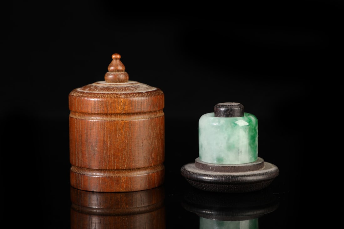 An Exquisite Jadeite Fingerstall: An Exquisite Jadeite Fingerstall,Qing Dynasty,China,Size:1.2in,Weight:33g