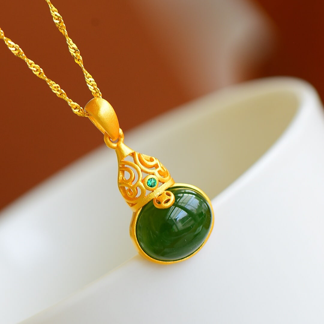 An Exquisite Sterling Silver-Gold Plated Inlaid White Jade Gourd Necklace,Inlaid Gems: An Exquisite Sterling Silver-Gold Plated Inlaid White Jade Gourd Necklace,Inlaid Gems,Size:12mmx10mm 纯银镀金镶白玉葫芦项链,嵌&#