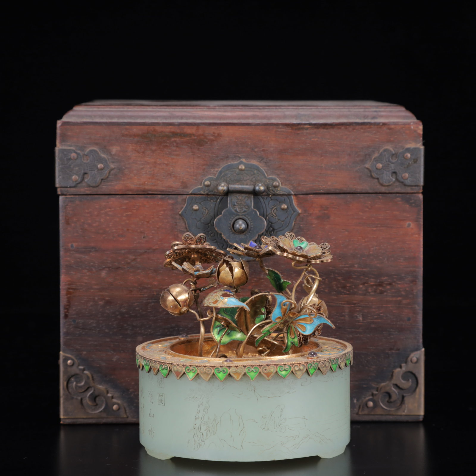 An Exquisite White Jade Cover with Gold Landscape and Figure Pattern Bonsai,with Poem and Inlaid: An Exquisite White Jade Cover with Gold Landscape and Figure Pattern Bonsai,with Poem and Inlaid Gems,Qing Dynasty,China,Size:(Bonsai)3.5inx3.1in,(Box)6.3inx5.5in,Weight:276g 白玉包&