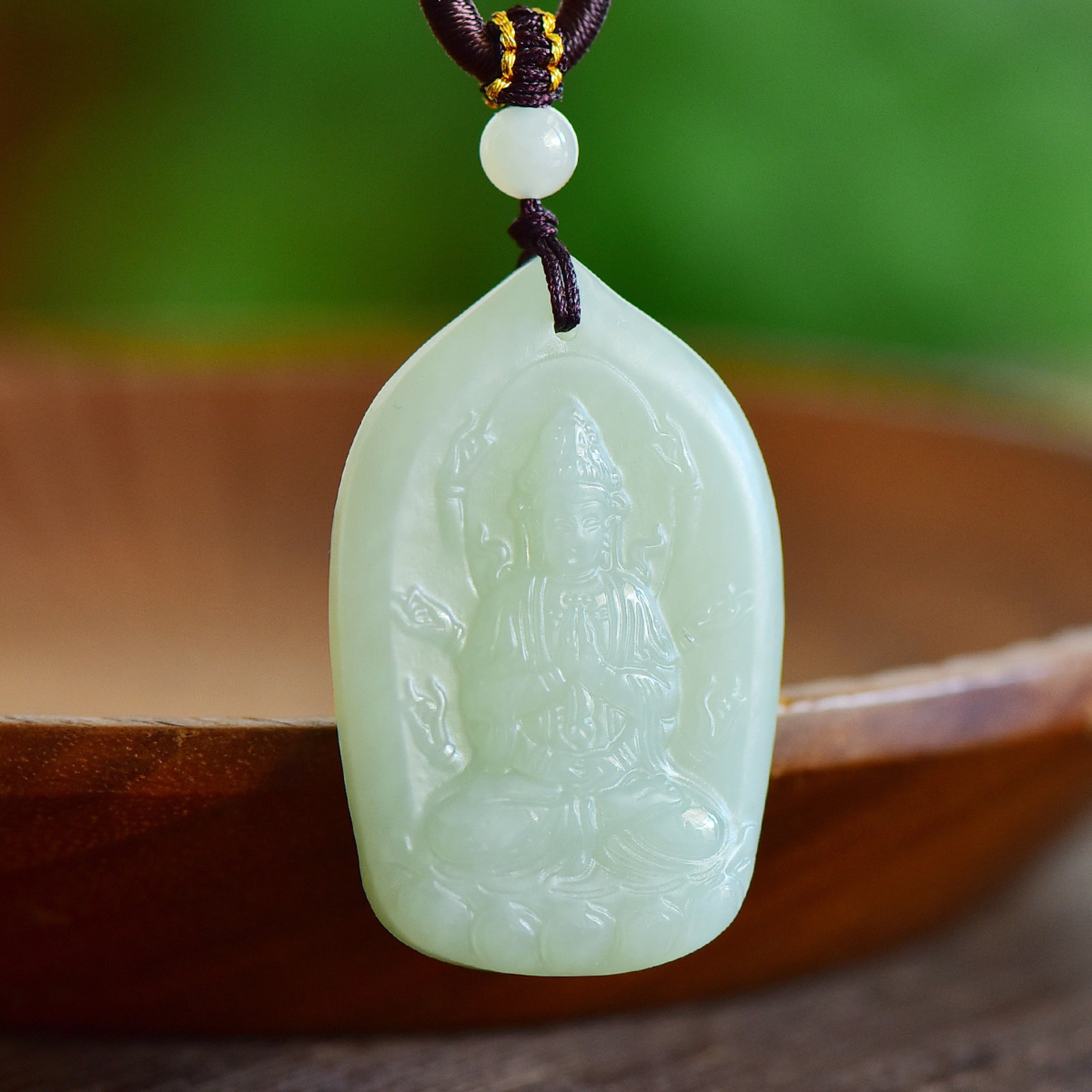 An Exquisite White Jade Avalokitesvara Pendant: An Exquisite White Jade Avalokitesvara Pendant,Size:29mmx45mm 白玉观音像吊坠